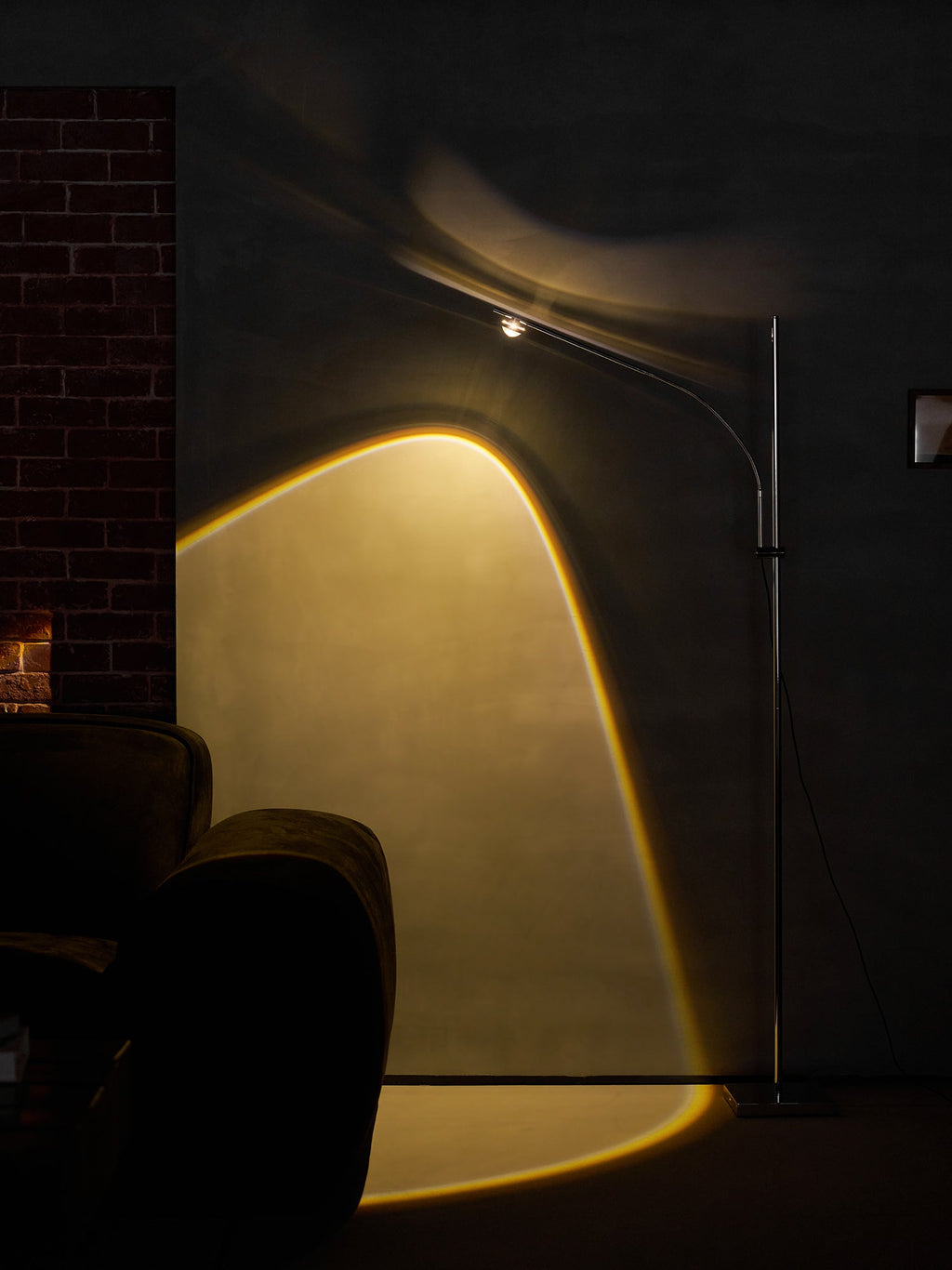Metal Body Graceful Floor Lamp