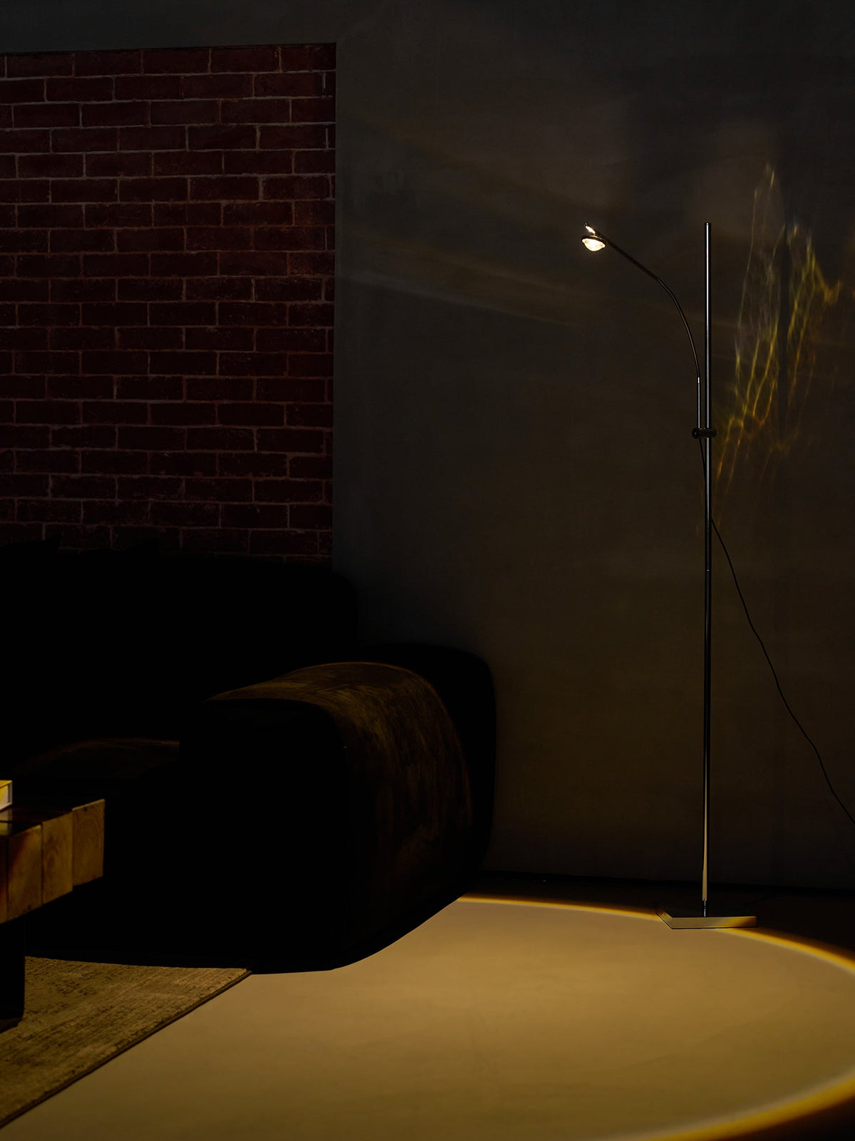 Metal Body Graceful Floor Lamp