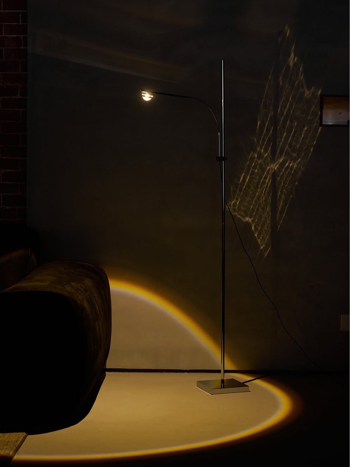 Metal Body Graceful Floor Lamp
