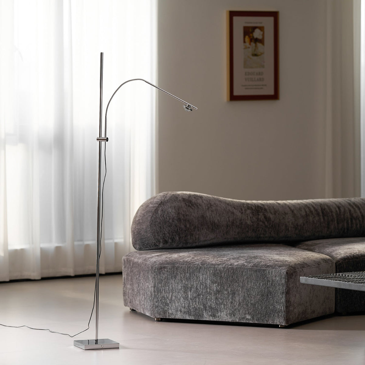 Metal Body Graceful Floor Lamp