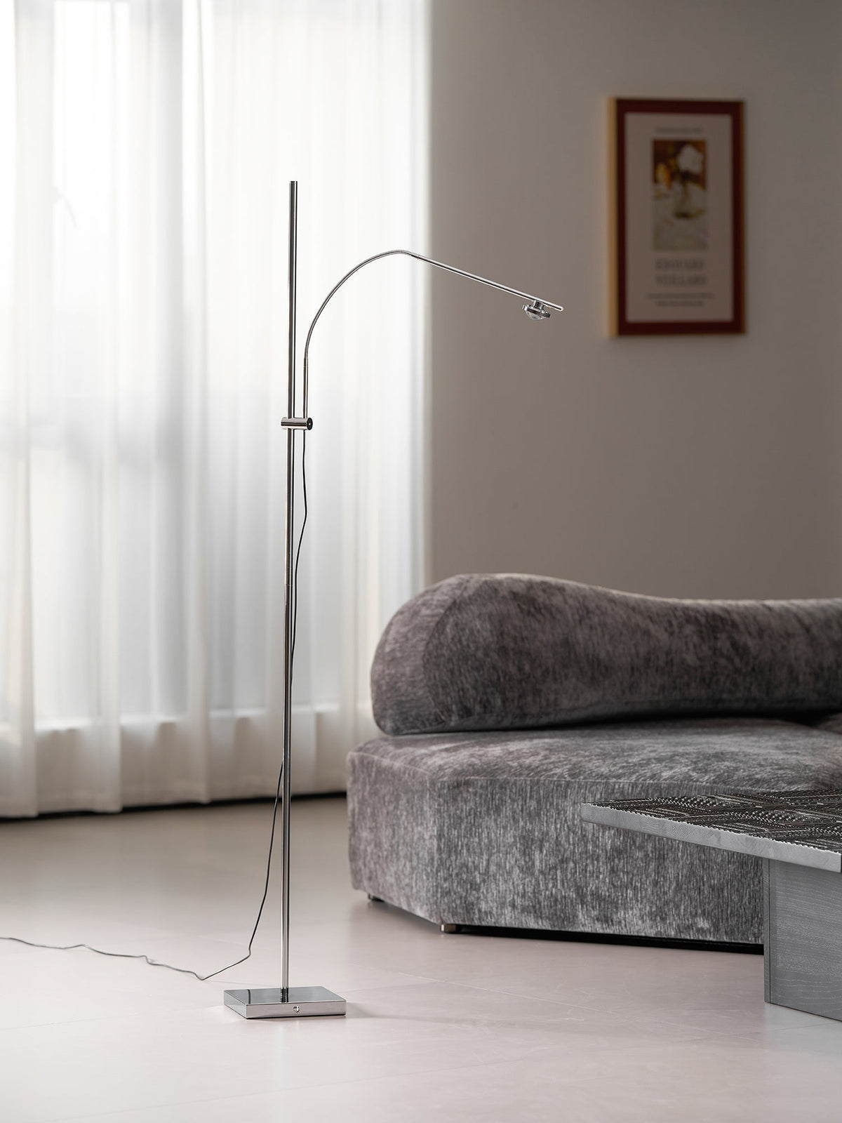Metal Body Graceful Floor Lamp