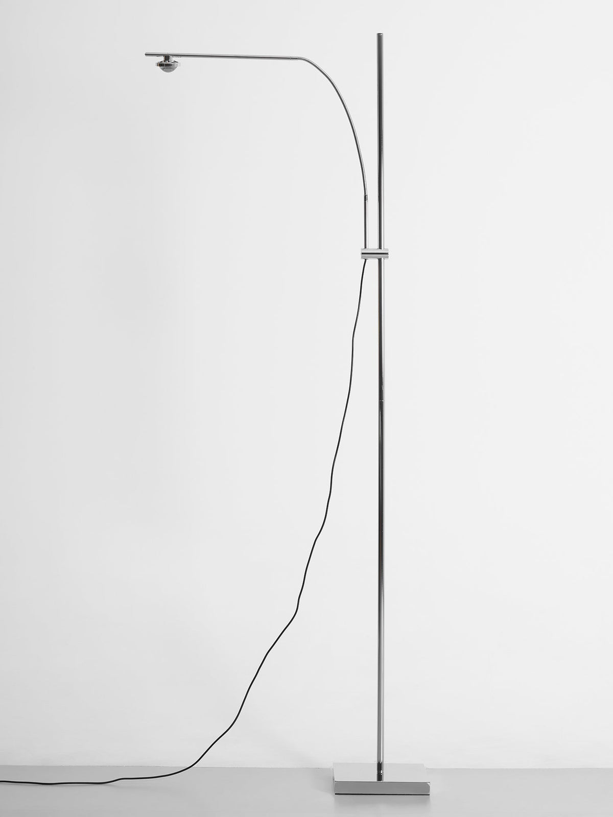 Metal Body Graceful Floor Lamp