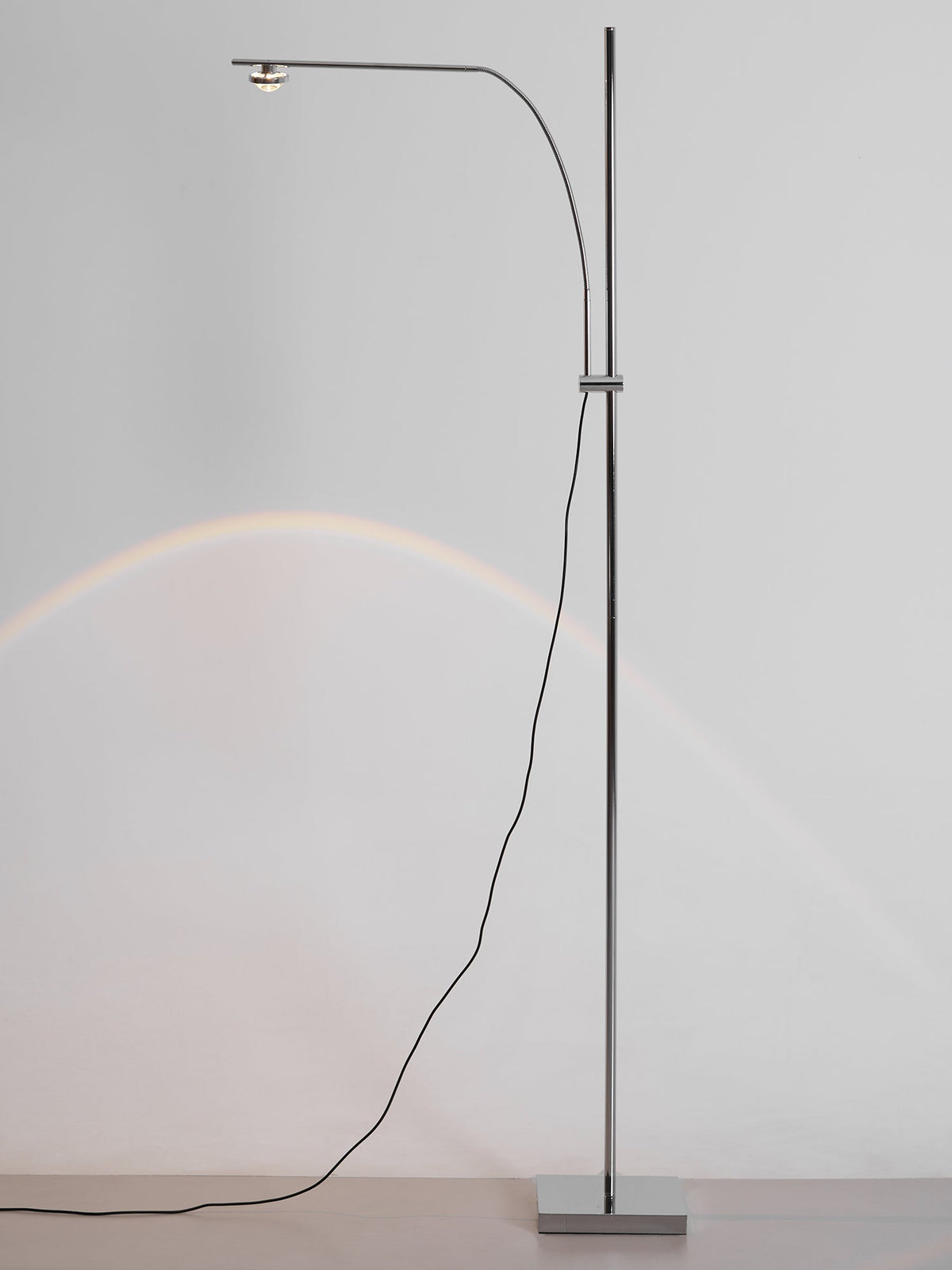 Metal Body Graceful Floor Lamp