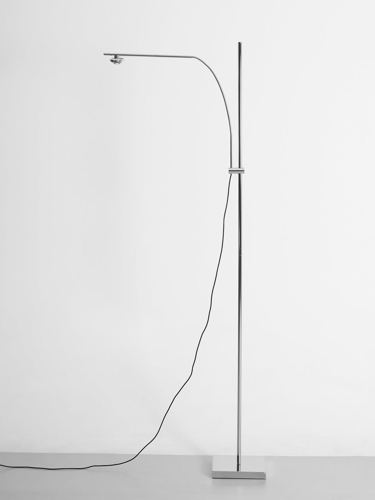 Metal Body Graceful Floor Lamp