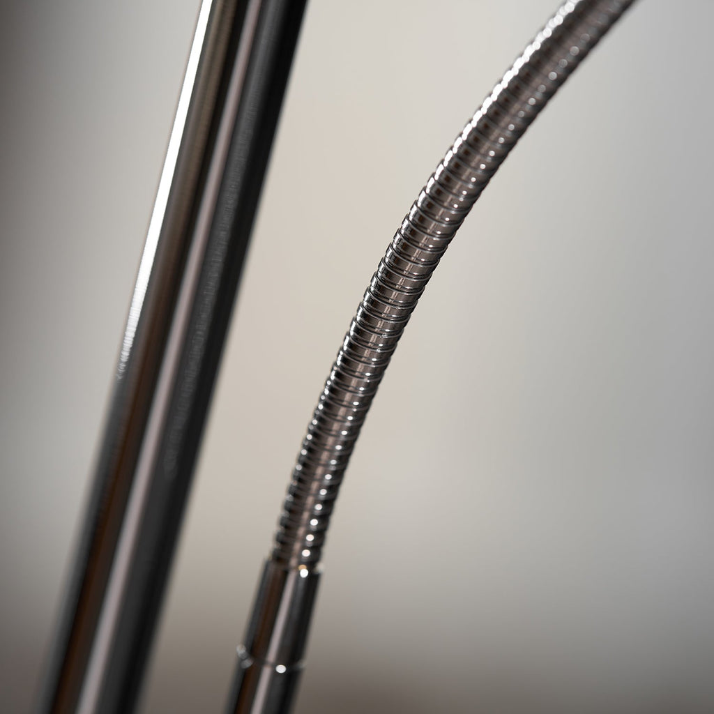 Metal Body Graceful Floor Lamp
