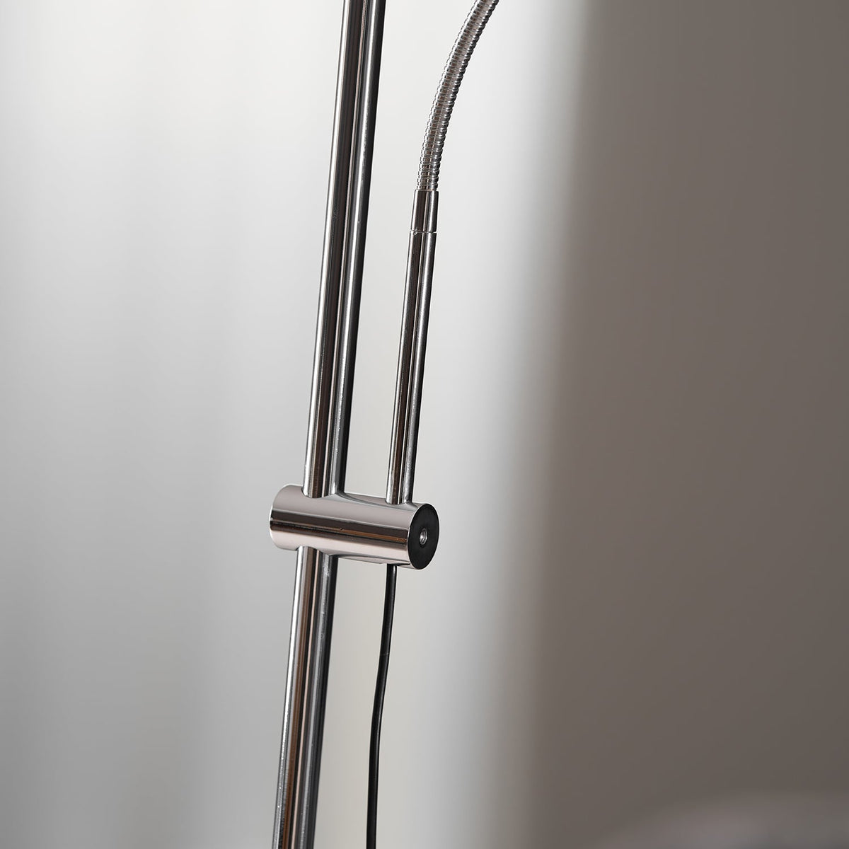 Metal Body Graceful Floor Lamp