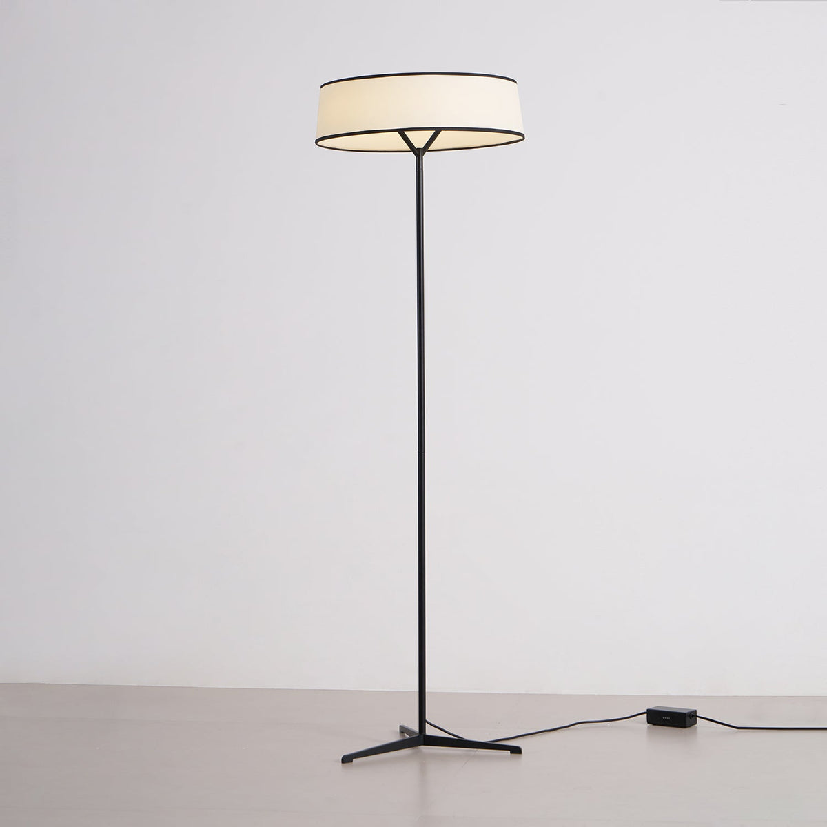Dama Floor Lamp