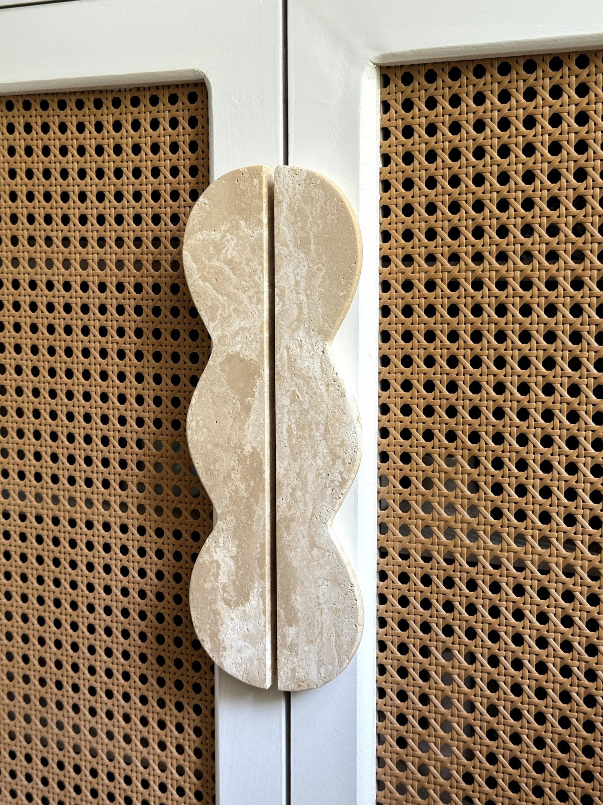 Twin-Curve Pull Handle