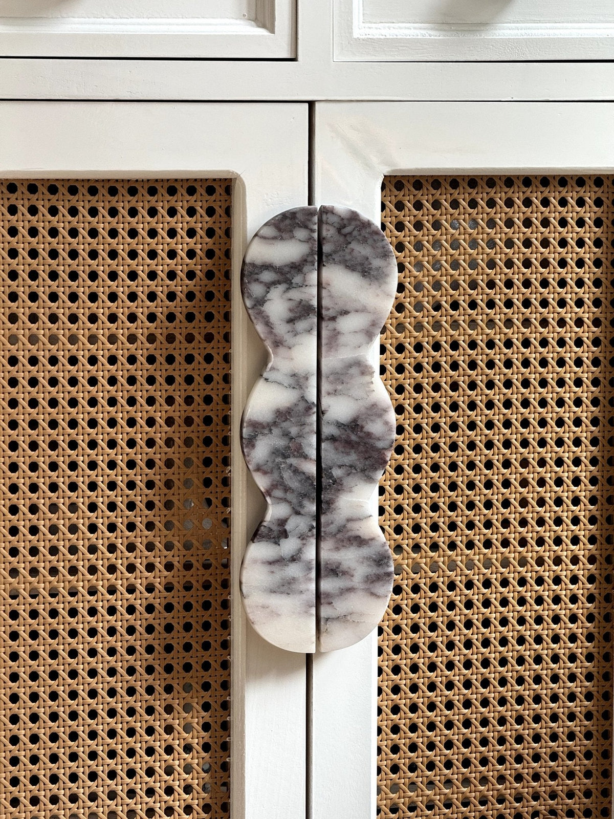 Twin-Curve Pull Handle