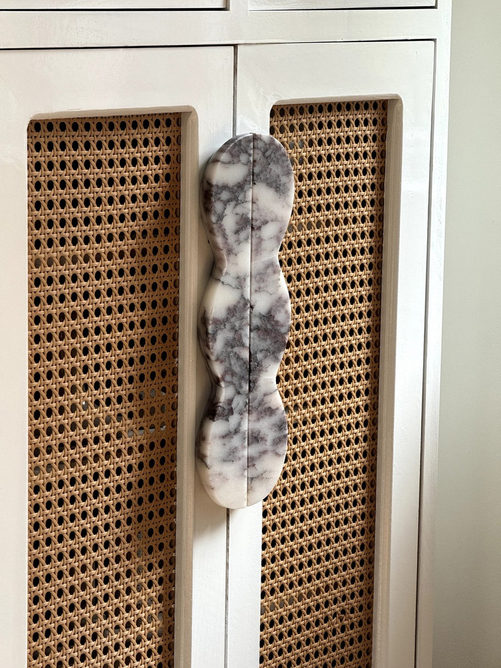 Twin-Curve Pull Handle