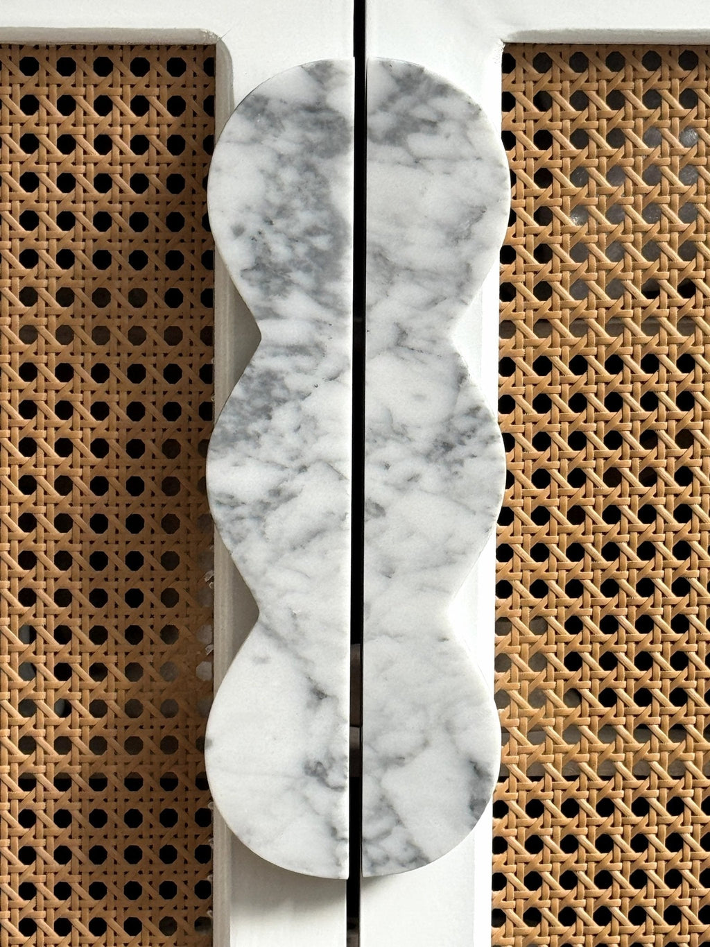 Twin-Curve Pull Handle