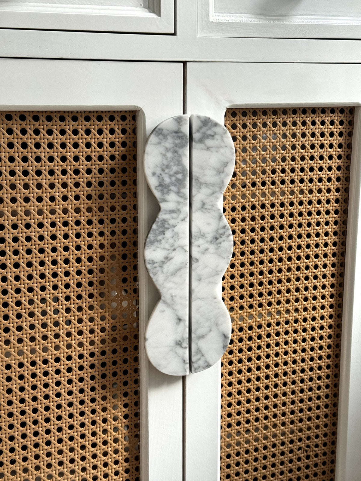 Twin-Curve Pull Handle