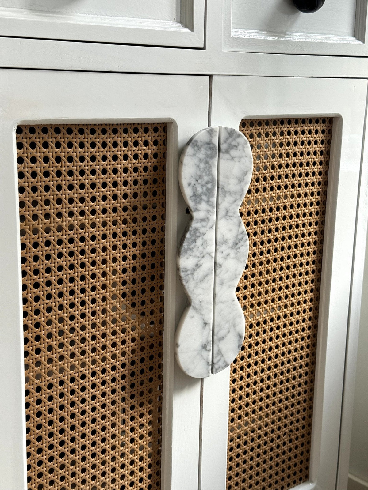 Twin-Curve Pull Handle