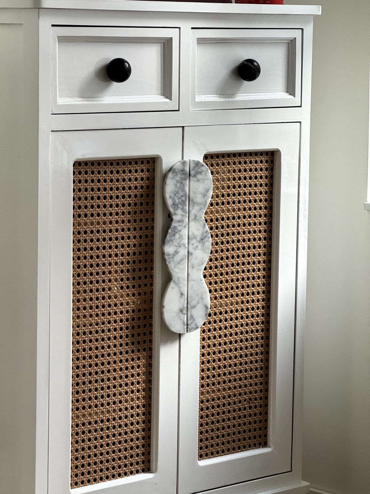 Twin-Curve Pull Handle