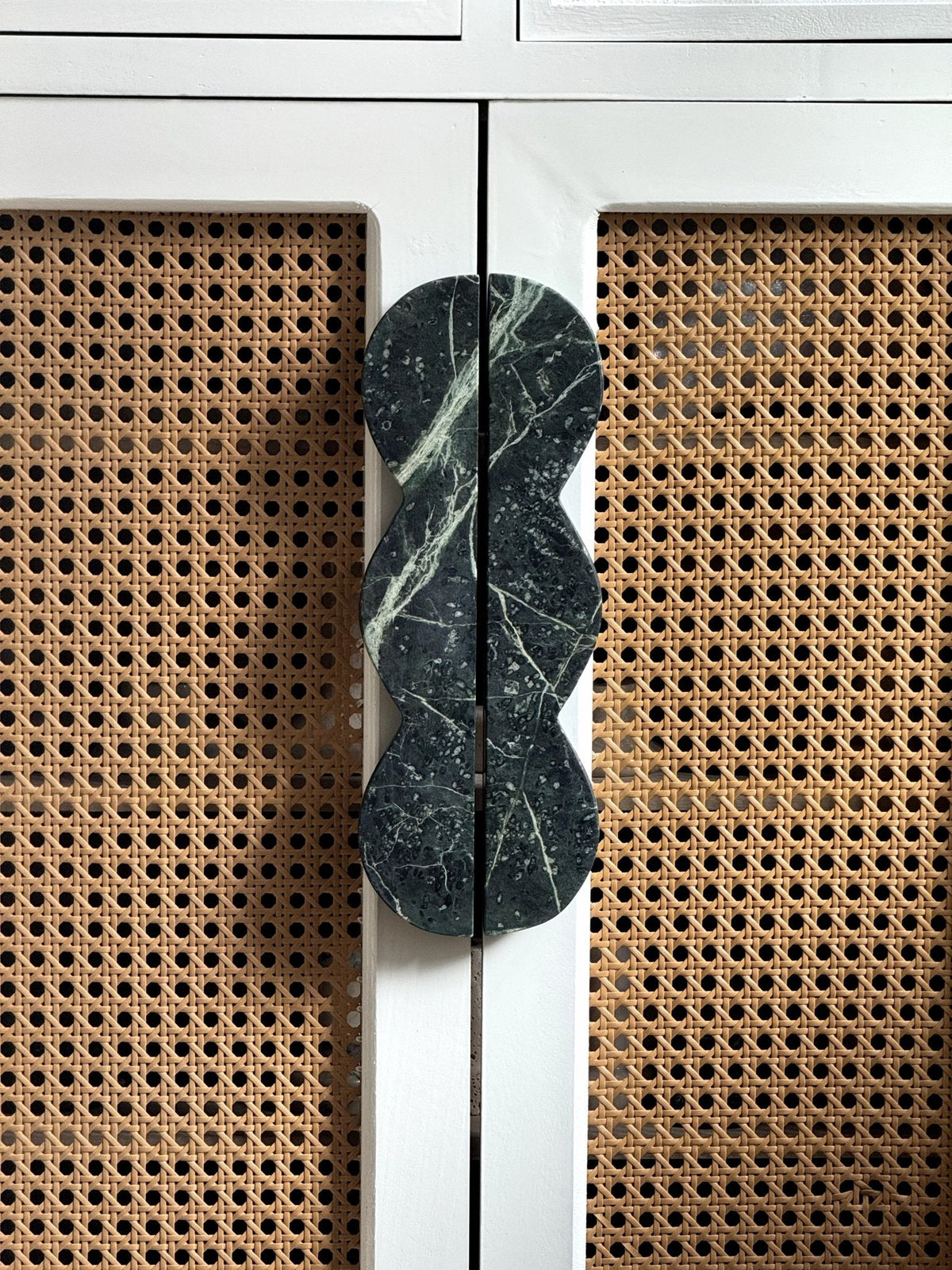 Twin-Curve Pull Handle