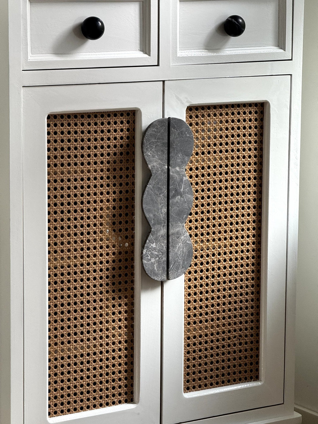 Twin-Curve Pull Handle