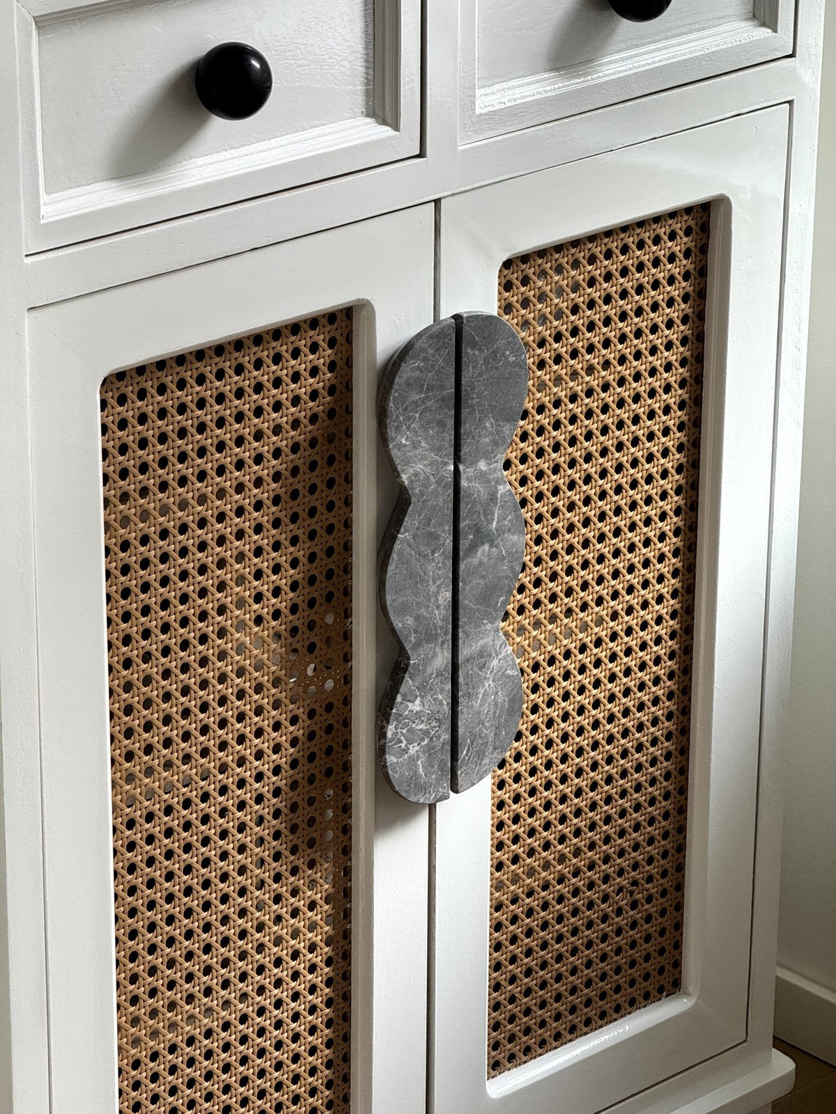 Twin-Curve Pull Handle