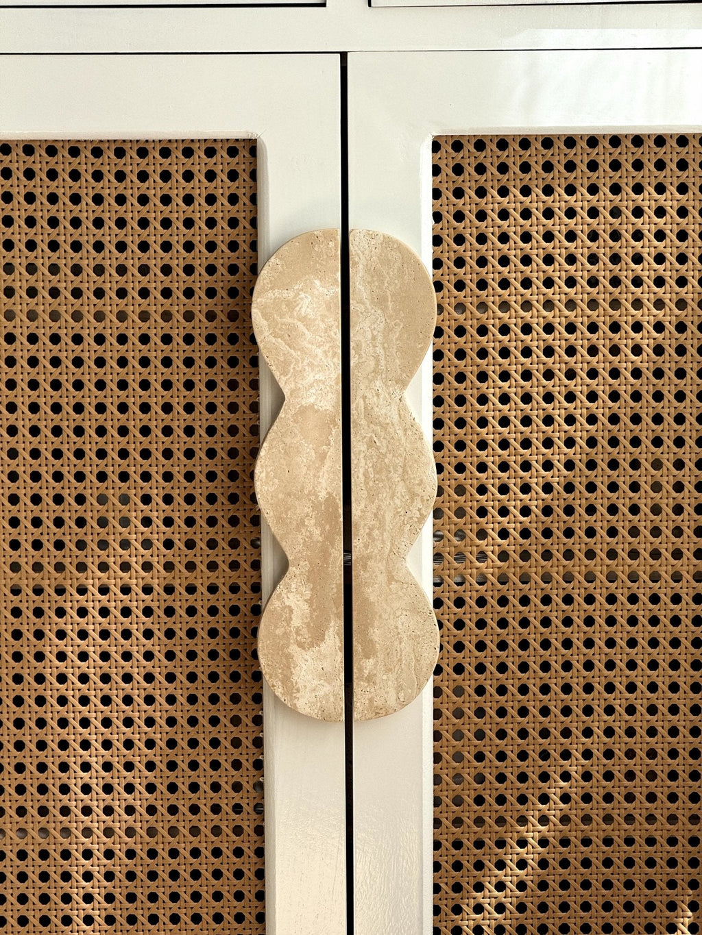 Twin-Curve Pull Handle