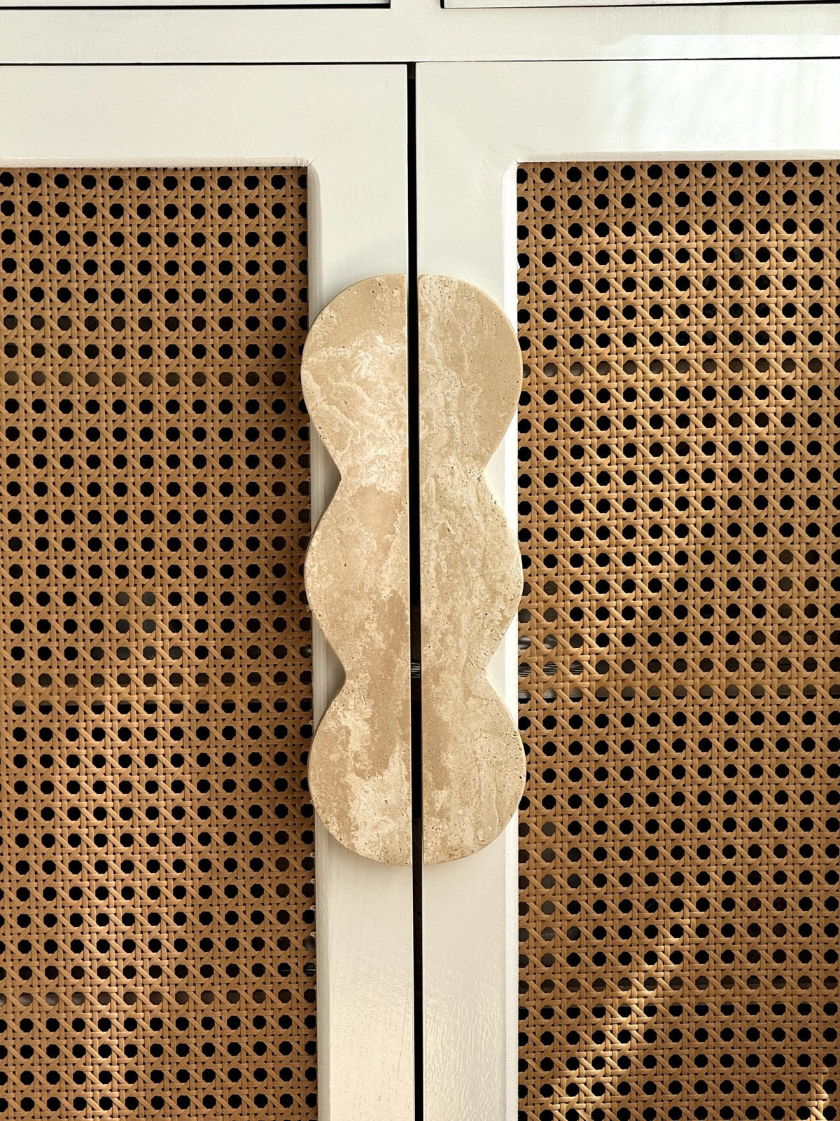 Twin-Curve Pull Handle