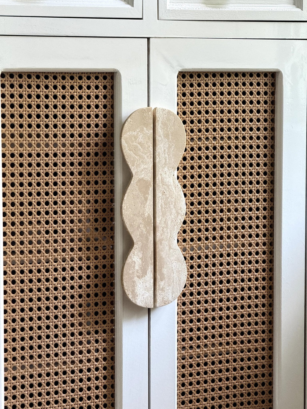 Twin-Curve Pull Handle