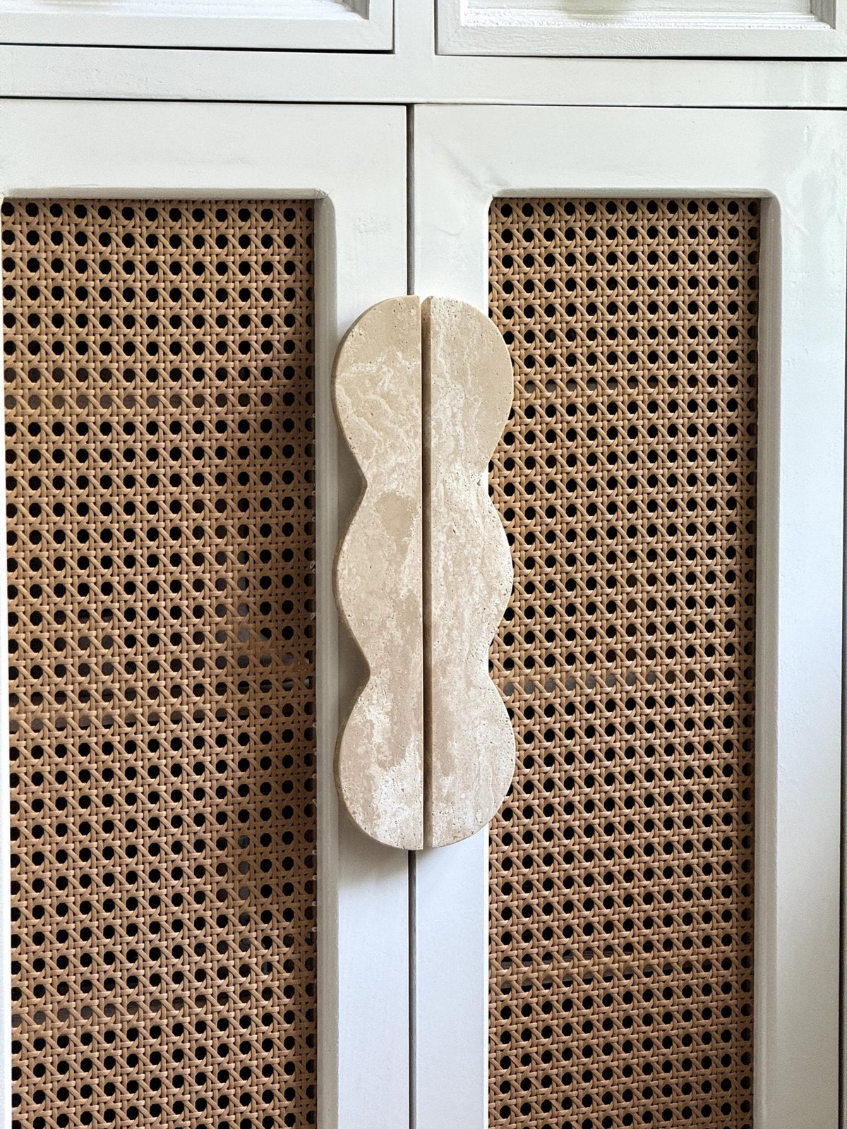 Twin-Curve Pull Handle