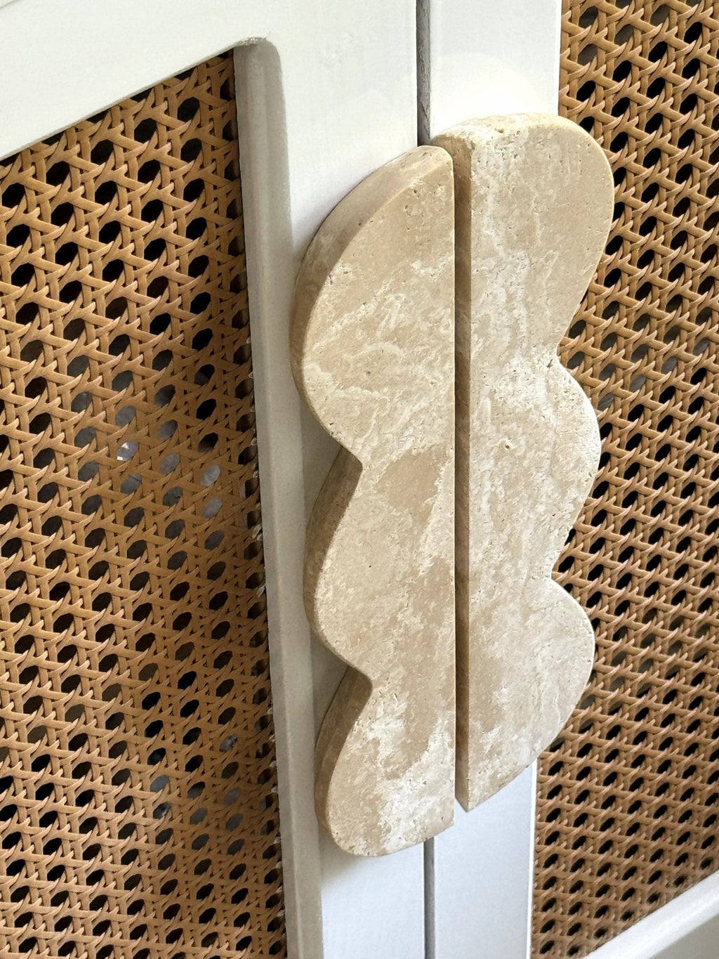 Twin-Curve Pull Handle