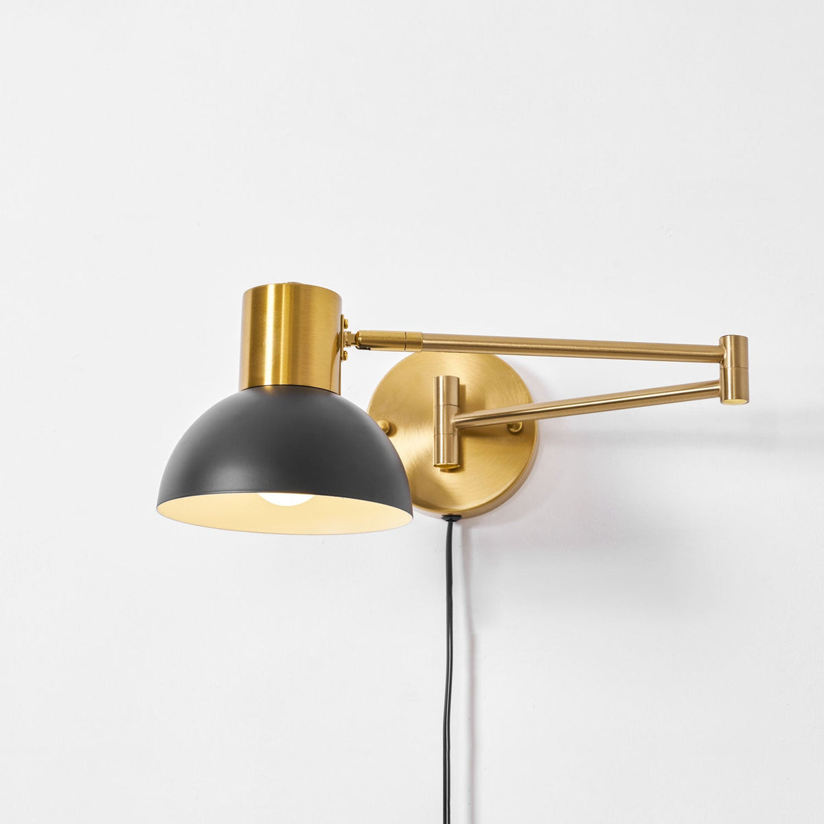 Model B L 14.6″ x H 5.9″ / L 37cm x H 15cm / Black & Gold / US Plug